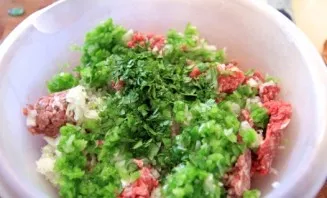 Add 3 cloves of garlic to the minced meat, crushed in a garlic press, finely chopped onion, pepper and coriander.