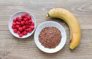 Prepare all the necessary ingredients for making flaxseed porridge with cherries.