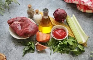 Prepare all the necessary ingredients. Wash the vegetables and, if necessary, peel them.