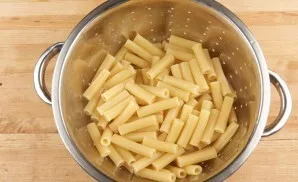 First, in boiling salted water, boil the pasta until al dente. Then wash them.