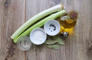 Remove the upper letters from the pore and cut off the hard, green part.