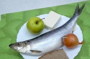 We only need a few ingredients for these rolls. If you have a herring fillet, you can use it, if not, make the fillet yourself.