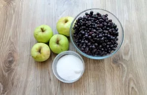 Sort out the blueberries, removing debris, leaves and spoiled berries, pour into a saucepan.