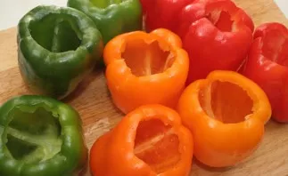 We wash the peppers, cut off the tops and carefully clean the seeds.