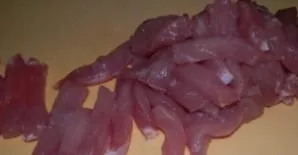 Wash the pork, dry it and cut it into small pieces.