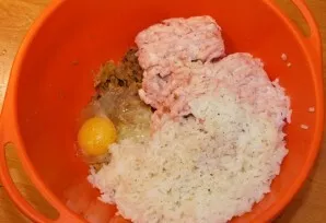 Mix minced meat, rice and mushrooms. Beat the egg, salt and spices. Mix everything thoroughly.
