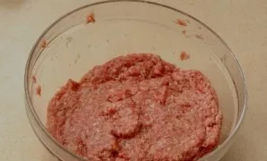 Grind the meat in a meat grinder with bread soaked in milk and well squeezed. Add salt, bell pepper, ground pepper and eggs, semolina. St...