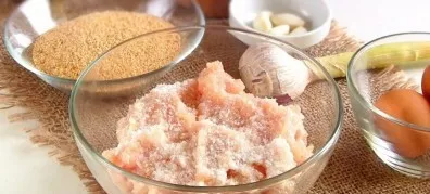 Cut the meat into pieces. Knock out on both sides. Do not add salt. Pass the chicken fillet through a meat grinder and add a mixture of s...