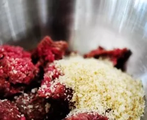 Mix the minced meat with breadcrumbs in crumbs.