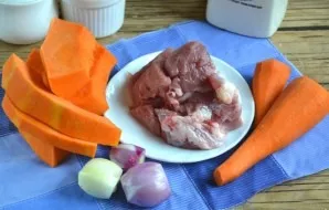 Prepare all the necessary ingredients. Wash the pumpkin, remove the seeds and peel it.