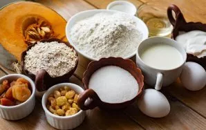 Prepare all the necessary ingredients. Peel a piece of pumpkin and remove the seeds.