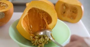 Pumpkin needs to be cleaned. We take out the seeds, take out the fibers.