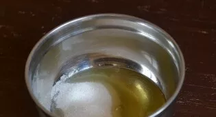 Take raw eggs, separate the yolks from the proteins. Cool the protein, put in a bowl with high edges and add sugar and vanillin.