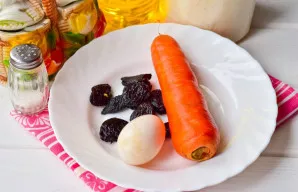 Prepare the necessary ingredients. Grate the carrots.
