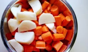 Peel potatoes and carrots and chop coarsely.