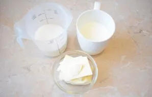 To prepare the caramel, prepare the necessary set of ingredients.