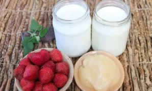 To prepare the cocktail, prepare chilled yogurt, strawberries and honey.