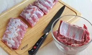 Wash the ribs thoroughly under cold water, then cut 4-5 ribs into parts.