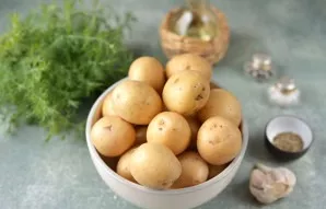 Prepare all the necessary ingredients. Wash the potatoes thoroughly under running water and dry them. Also wash the dill and garlic.