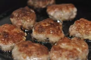 First of all, of course, we should bake cutlets. For now, put them in a bowl and cover with a plate so as not to cool down, as we will ne...