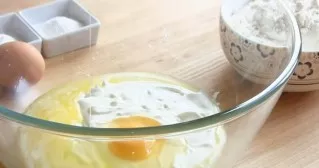 Melt the butter, add sour cream, beat in the egg, add salt (to taste) and mix.