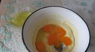 Add sugar to the soft margarine, beat 2 eggs and 3 more yolks.