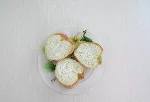 First of all, bread, I had a French baguette, you need to cut not too thin pieces, about 1 cm.