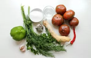 Prepare all the necessary ingredients. Wash and dry the vegetables and herbs thoroughly, peel the horseradish and rinse.