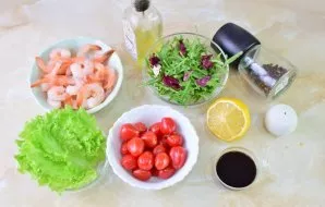 To prepare the salad, prepare all the necessary ingredients.