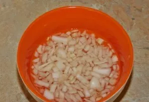 First of all, pickle onions. To do this, they need to be finely chopped and poured in a uniform ratio of vinegar / water. Leave like this...