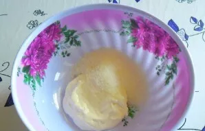 In a deep bowl, mix sour cream with a pinch of salt and granulated sugar.