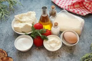 Prepare all the necessary ingredients. Remove the dough in advance so that it defrosts. Wash the tomatoes and let them dry.