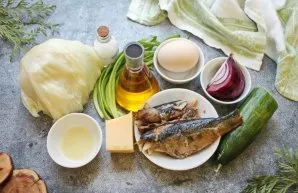 Prepare all the necessary ingredients. Wash salads, greens and onion letters and dry.