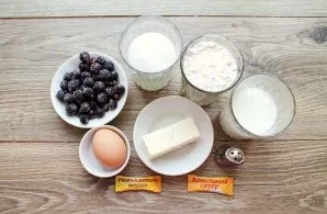 Prepare all the necessary ingredients for making frozen currant cake.