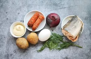 Prepare all the necessary ingredients. Pre-cook pink salmon and vegetables.