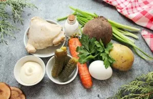 Prepare all the necessary ingredients. Vegetables, eggs and chicken are cooked in advance, cooled and peeled.
