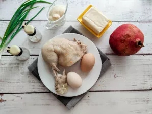 Prepare all the necessary ingredients. Boil the chicken. Boil the eggs for 7-8 minutes, then dip in ice water.