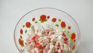 Boil the eggs. Meanwhile, peel and cut the crab sticks.