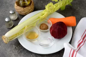 Prepare all the necessary ingredients for making salads. Peel carrots and beets, wash together with celery, dry.