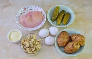 Prepare the necessary ingredients. For chicken fillet, you can use breast or thigh fillet.