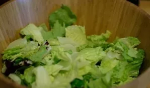 Wash the lettuce leaves well, tear with your hands and put in a salad bowl.