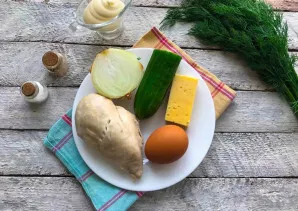 Prepare all the necessary ingredients. Cook the chicken fillet in salted water until cooked. Boil eggs for 7-8 minutes.
