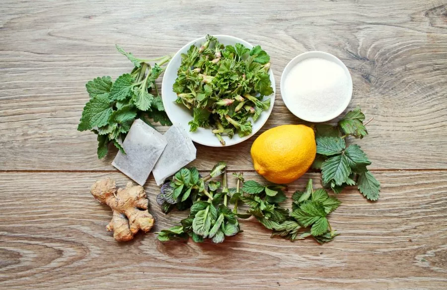 Prepare all the necessary ingredients, wash the greens and lemon.