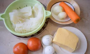 To bake fish in the oven, prepare the necessary ingredients. Catfish fillet must first be thawed. Peel and wash the vegetables.