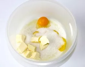 Mash the yolks with sugar and soft butter.