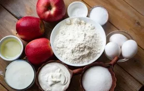 Prepare all the ingredients. Wash the apples thoroughly.