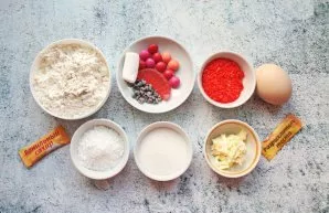 Prepare all the necessary ingredients. Immediately turn on the oven so that it heats up to 180 degrees.