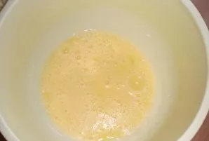 Beat eggs with sugar.