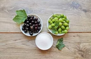 Wash the berries and let the water drain completely.