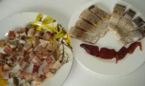 Wash the herring, dry it and cut it into small pieces. Boil potatoes, carrots and beets until tender.